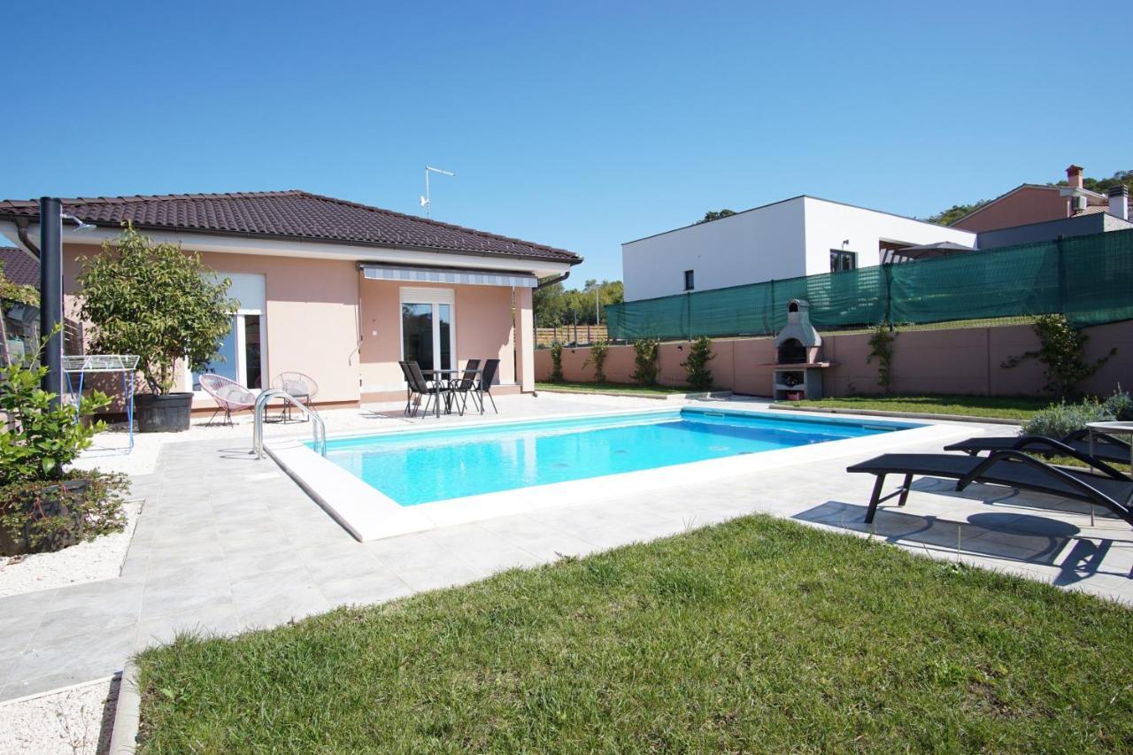 Family House Hana Kanfanar Exterior photo